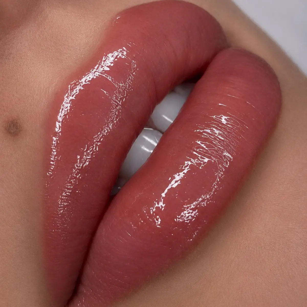 Nahaufnahme gepflegter Lippen mit natürlichem Glanz.