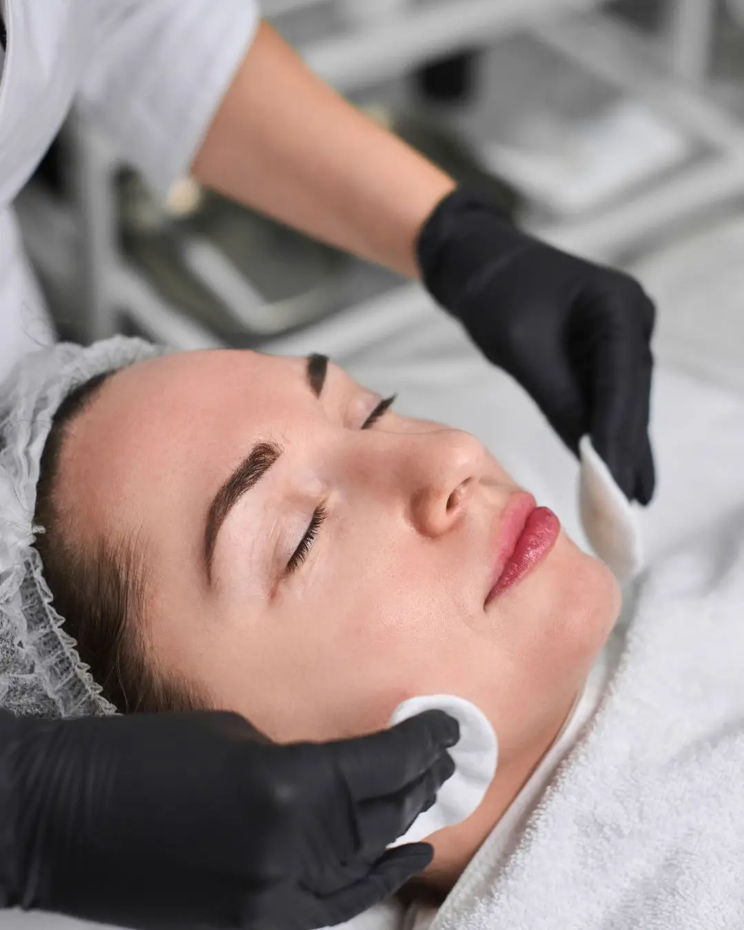 Editorial-Nahaufnahme gepflegter Haut als Sinnbild für Facial-Schulungen.