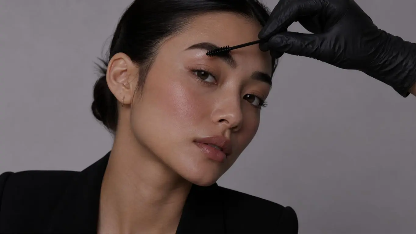 Nahaufnahme geformter Naturwimpern als Sinnbild für Lash- und Brow-Schulungen.
