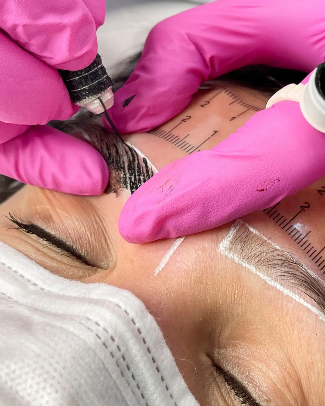 Nahaufnahme fein strukturierter Augenbrauen als Sinnbild für 3D Microblading.